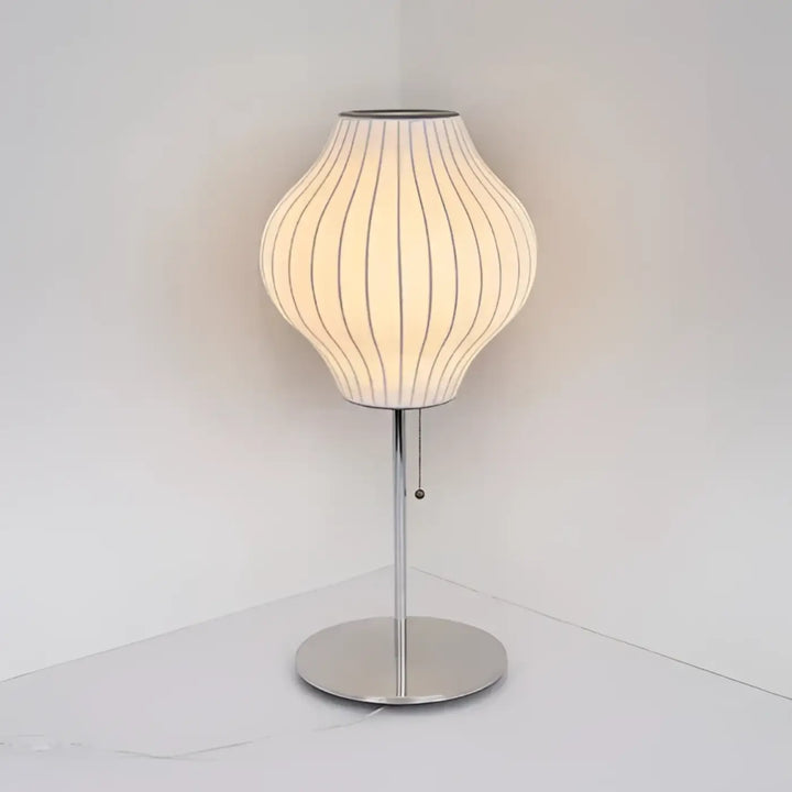 Lampe de table plissy en tissu crème plissé avec pied métal chrome et chaîne de tirage pour décoration intérieure sculpturale