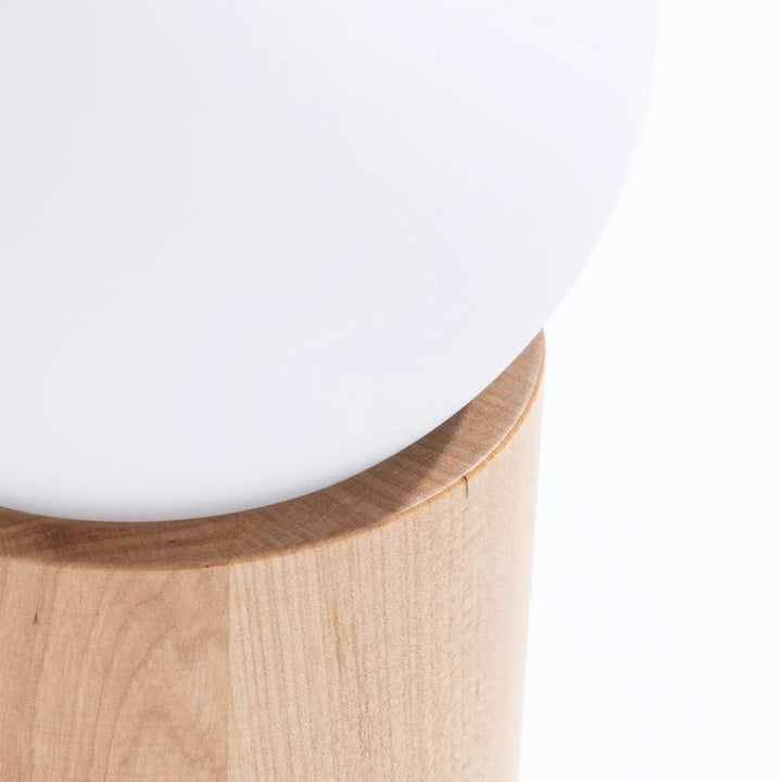 Lampe de table Boomo à socle en bois naturel et boule en verre blanc