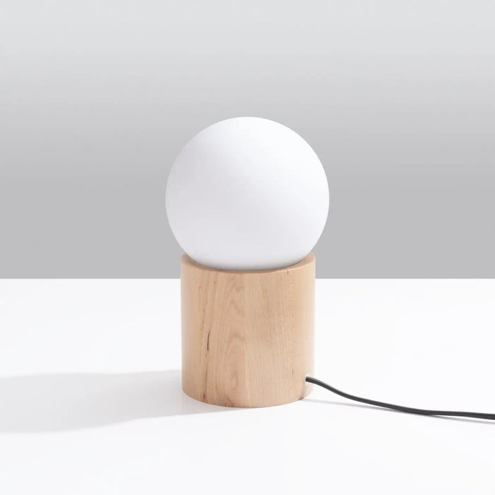 Lampe de table Boomo à socle en bois naturel et boule en verre blanc