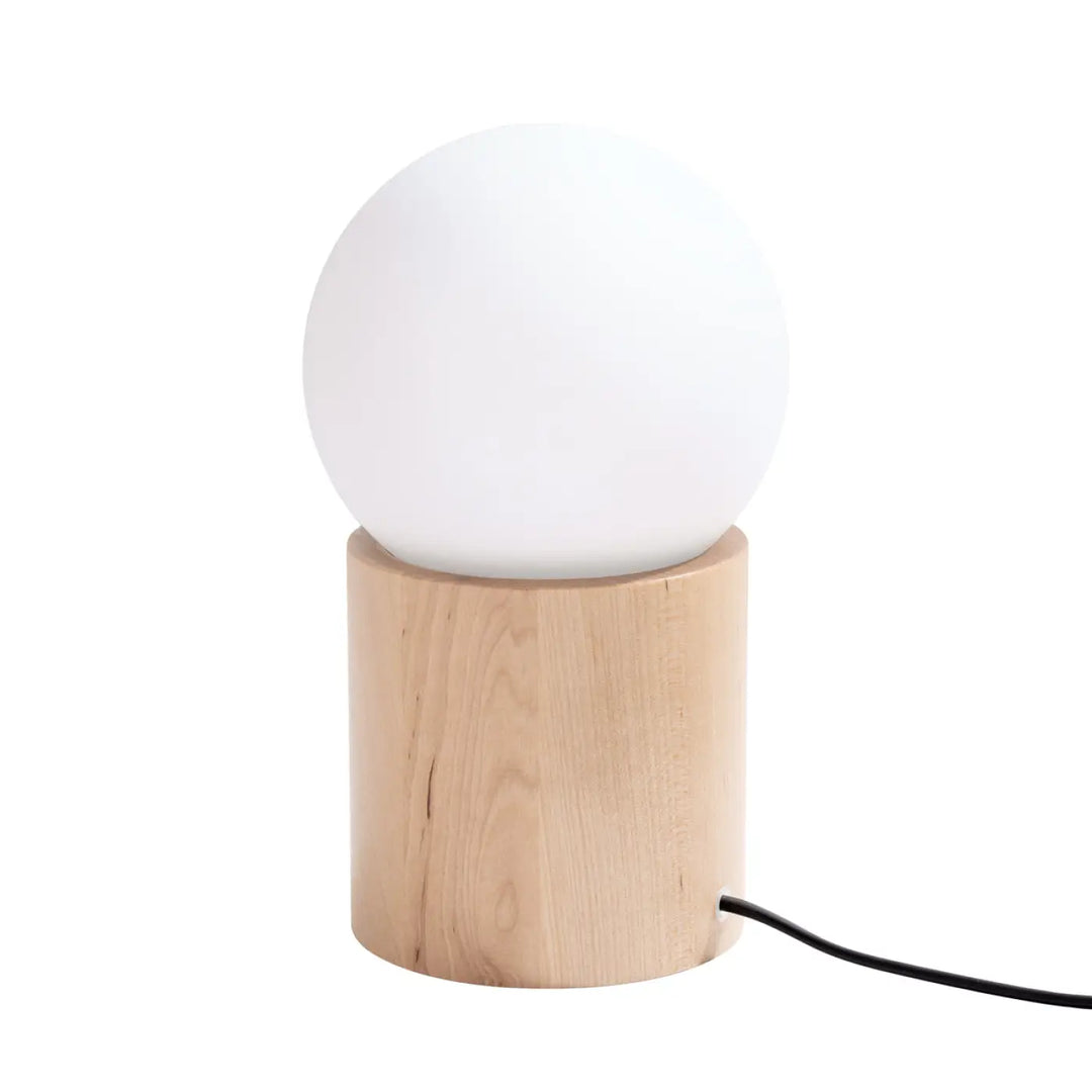 Lampe de table Boomo à socle en bois naturel et boule en verre blanc