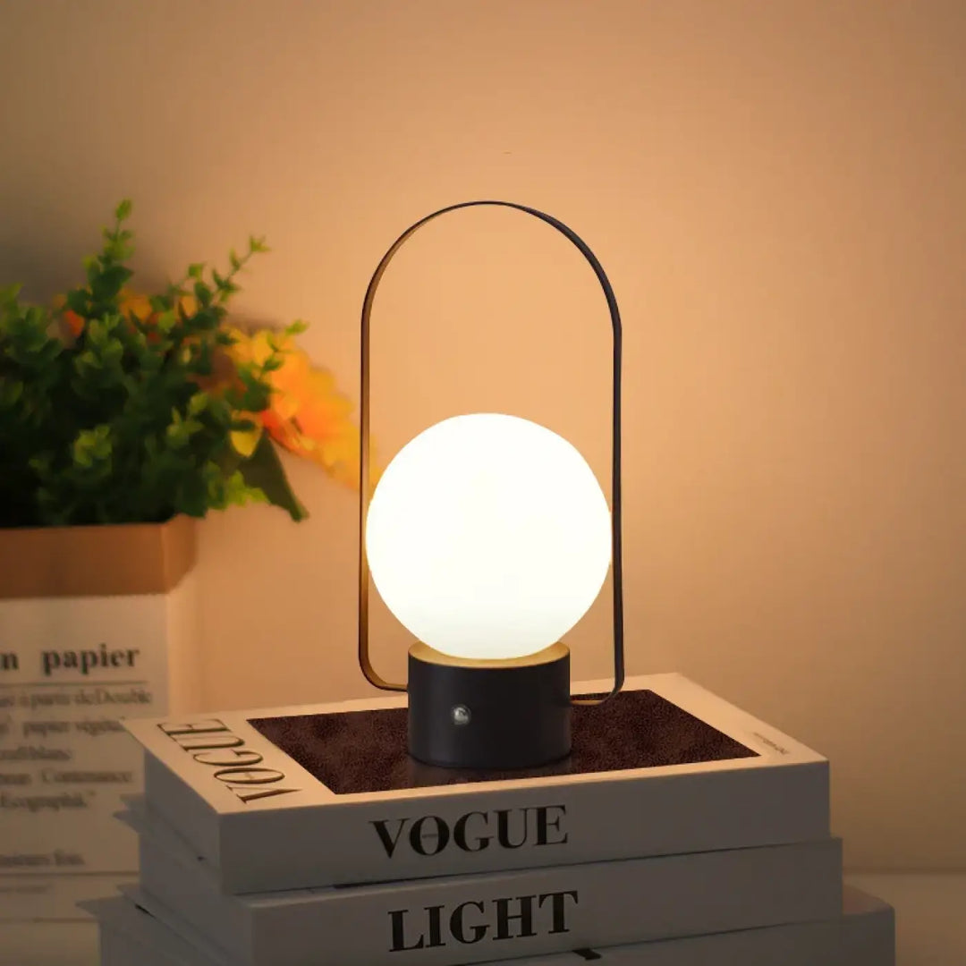 Lampe de table archelia avec sphère lumineuse blanche et arche métallique élégante noire minimaliste