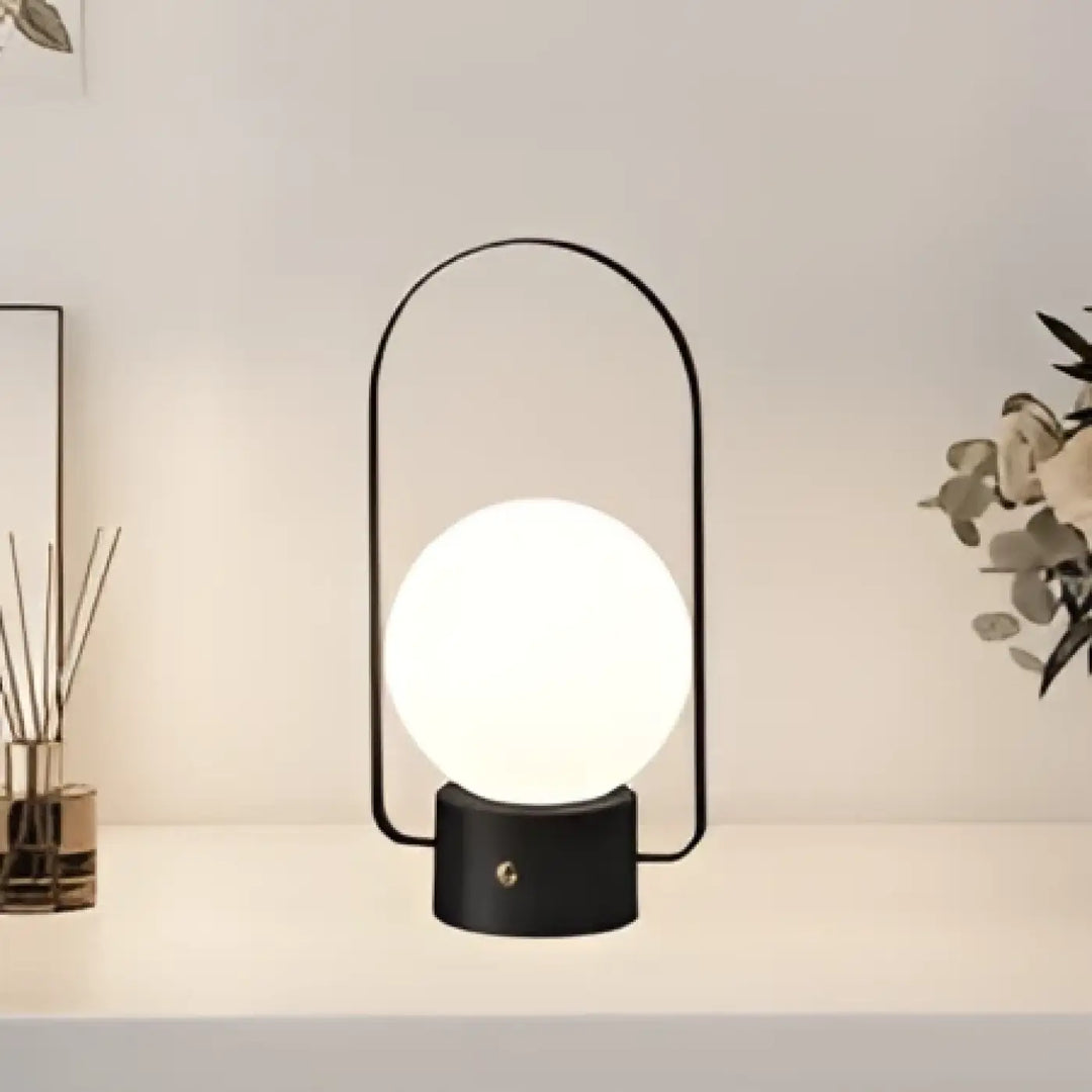Lampe de table archelia avec arche métallique élégante et sphère lumineuse blanche éclatante en métal noir moderne