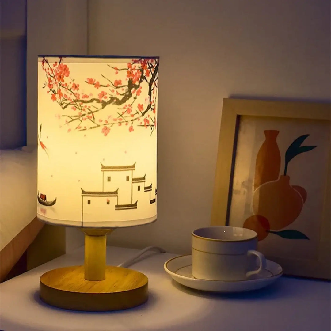 Lampe de table samira à style asiatique avec motifs fleuris de cerisiers et base en bois chaud contribue à créer une ambiance douce