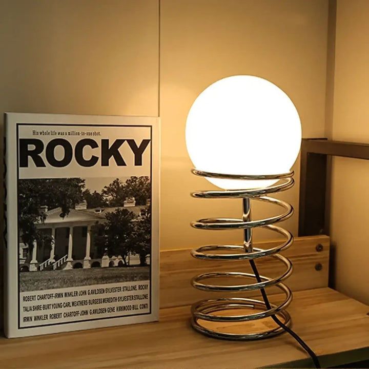 Lampe de table helix avec globe en verre blanc et base spiralée en chrome pour un style contemporain élégant