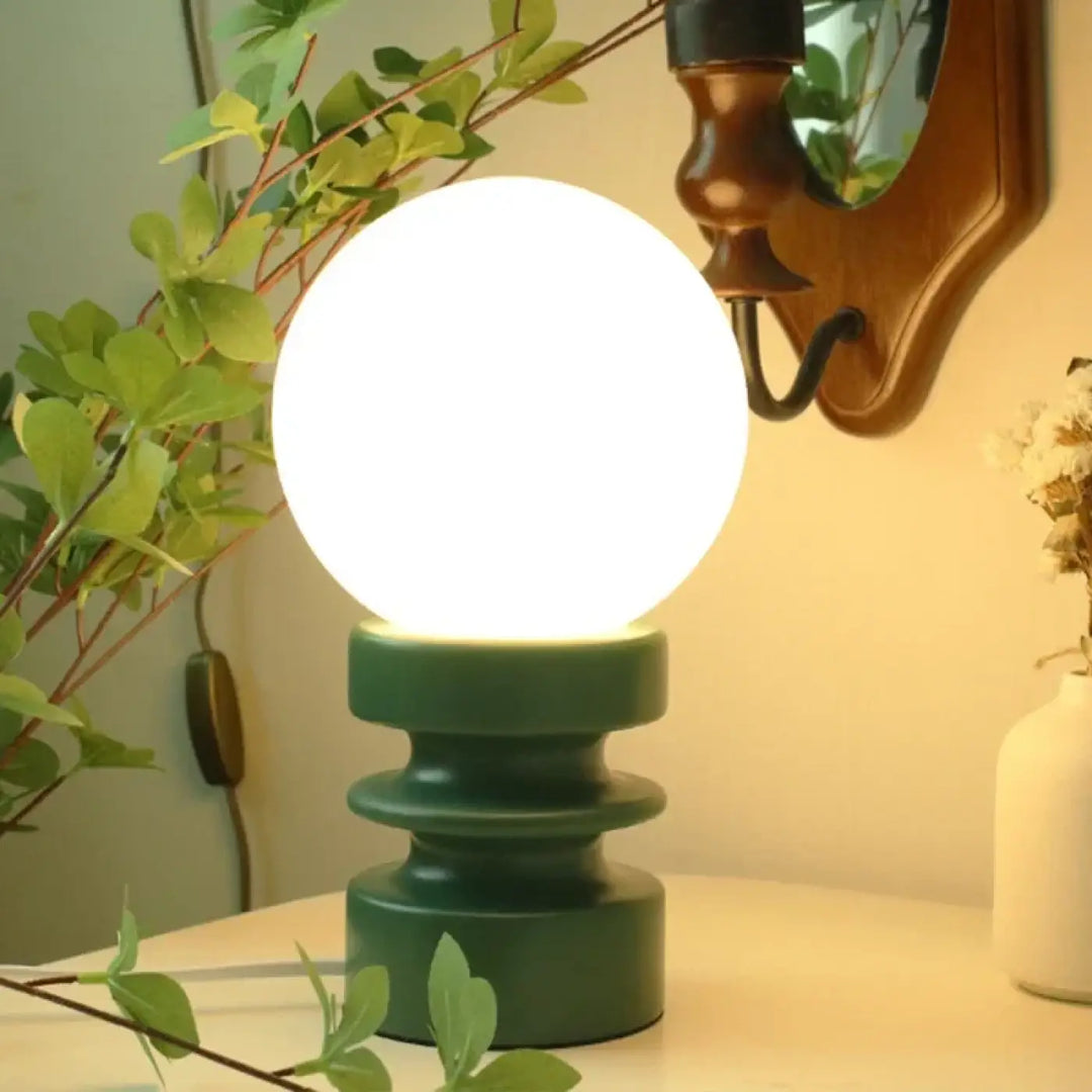 Lampe de table helix avec base spiralée en céramique verte mate et globe lumineux blanc style contemporain