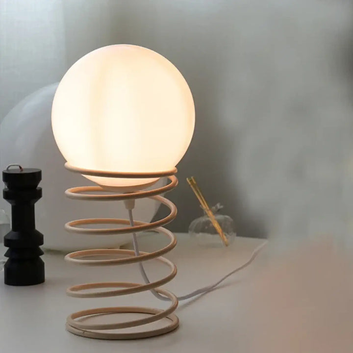 Lampe de table helix avec base spiralée en bois clair et design contemporain pour un style contemporain chaleureux