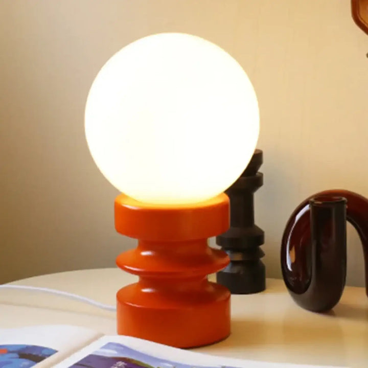 Lampe de table helix avec base spiralée orange vif et globe lumineux pour un design contemporain élégant