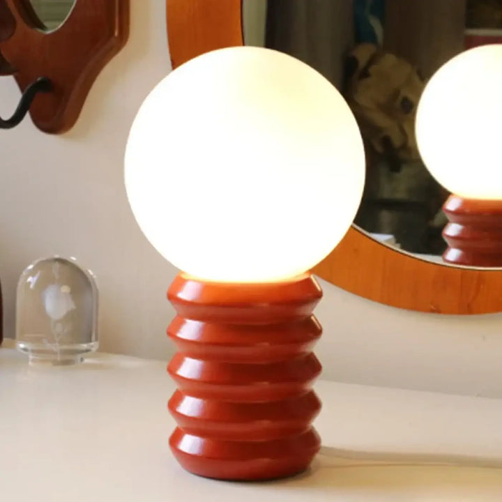 Lampe de table helix avec base spiralée en terre cuite brillante et lumière sphérique chaude style contemporain