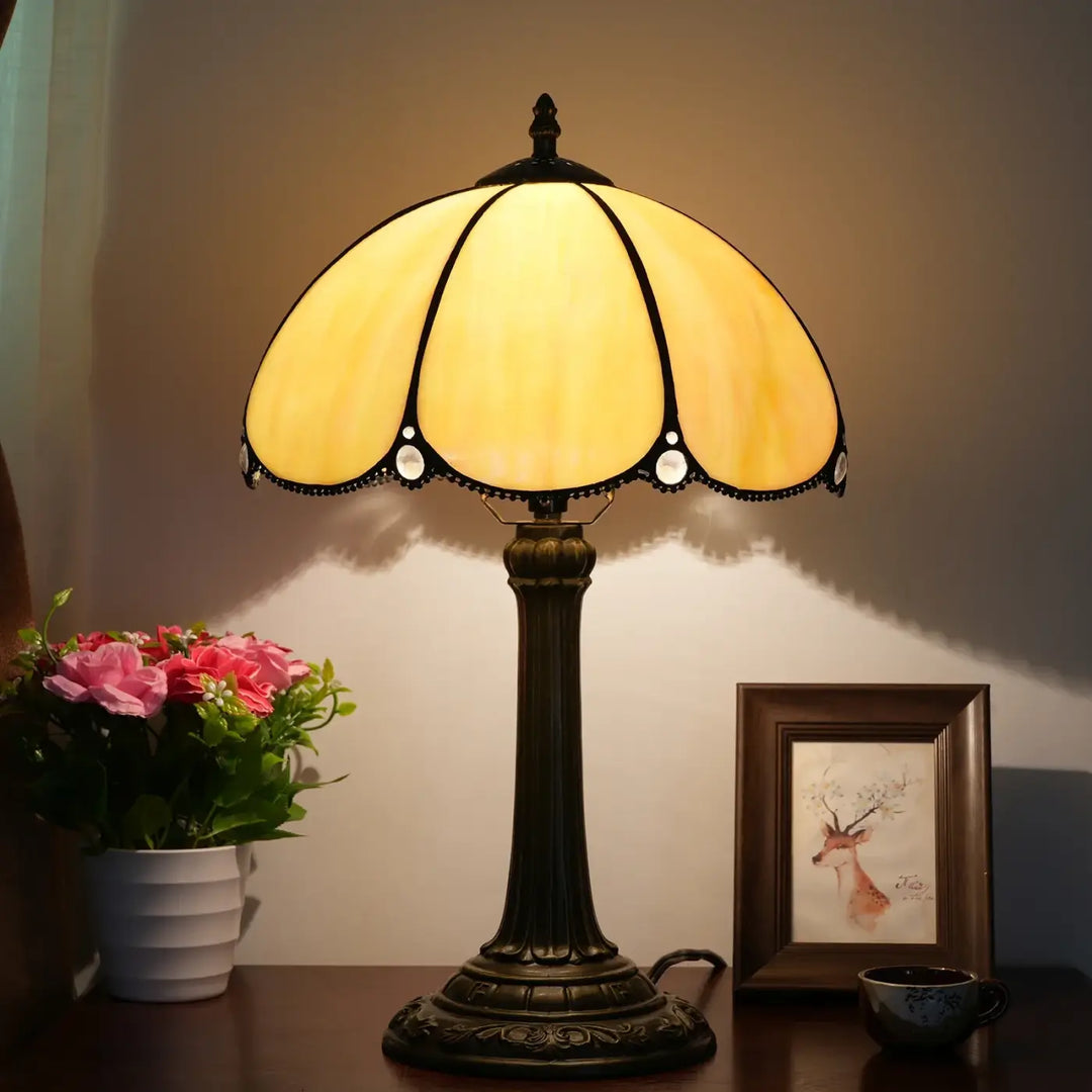 Lampe de table Nanih avec abat-jour en vitrail jaune et cadre métallique noir orné base décorative