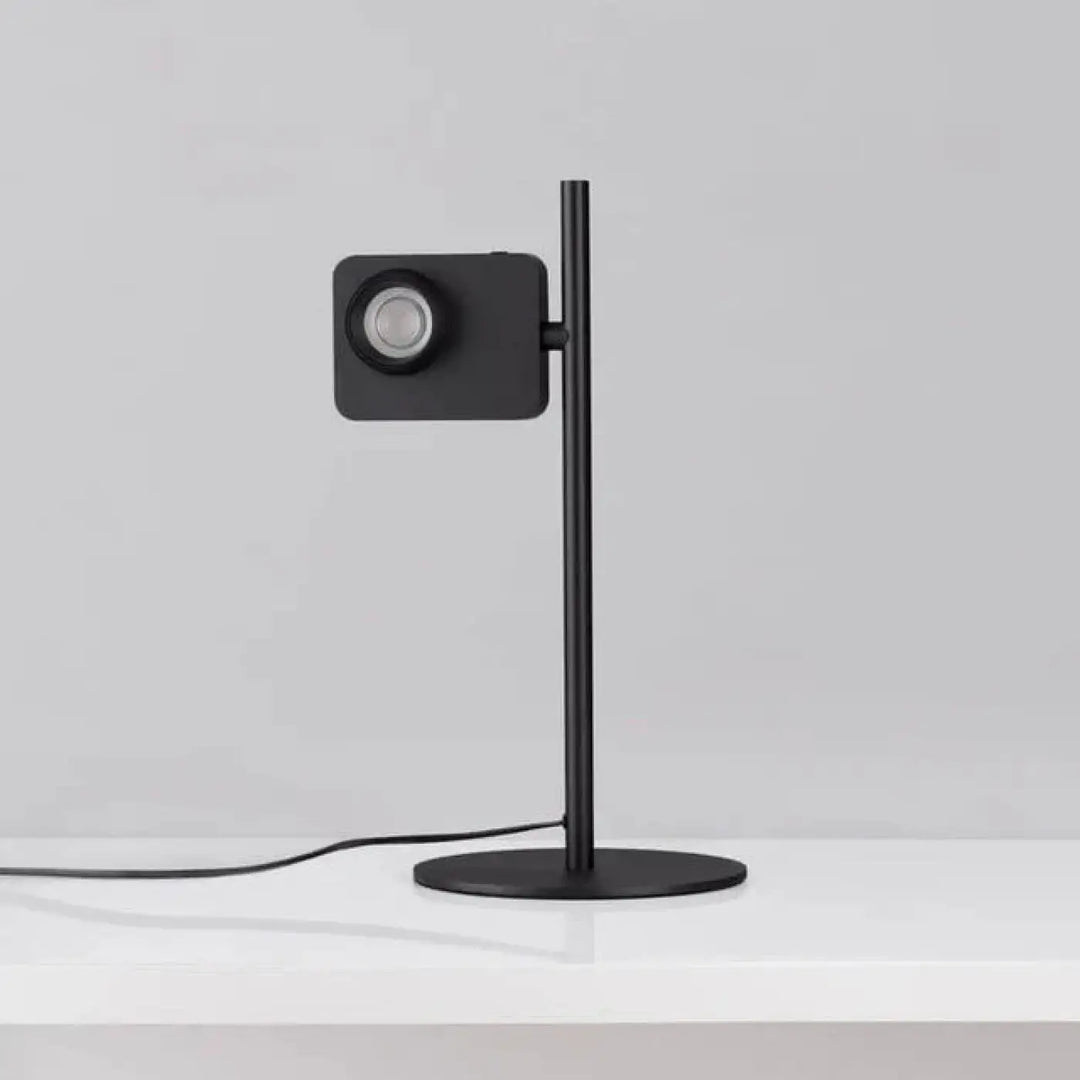 Lampe de table eclia noire minimaliste avec tête carrée et tige élancée pour éclairage directionnel design table