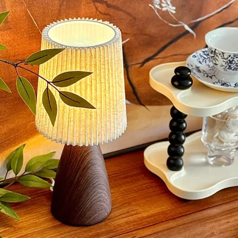 Lampe de table en tissu plisse avec base en bois chic