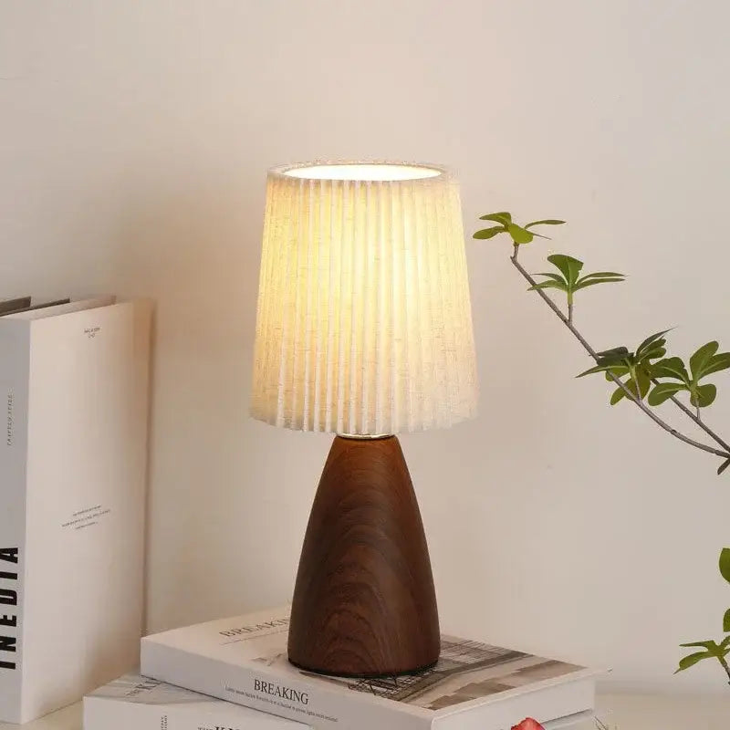 Lampe de table en tissu plisse avec base en bois chic