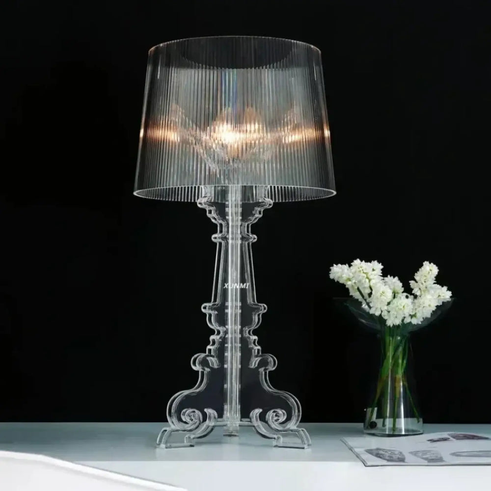 Lampe de table en acrylique transparent avec abat-jour translucide cannelé et base ornée de motifs enroulés