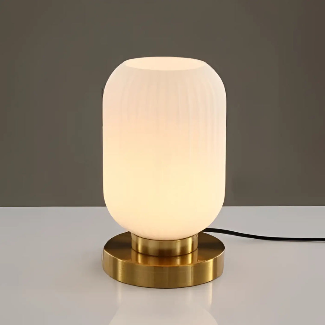 Lampe de table véty avec abat-jour en verre blanc dépoli cannelé et socle en laiton poli piles sont-elles incluses