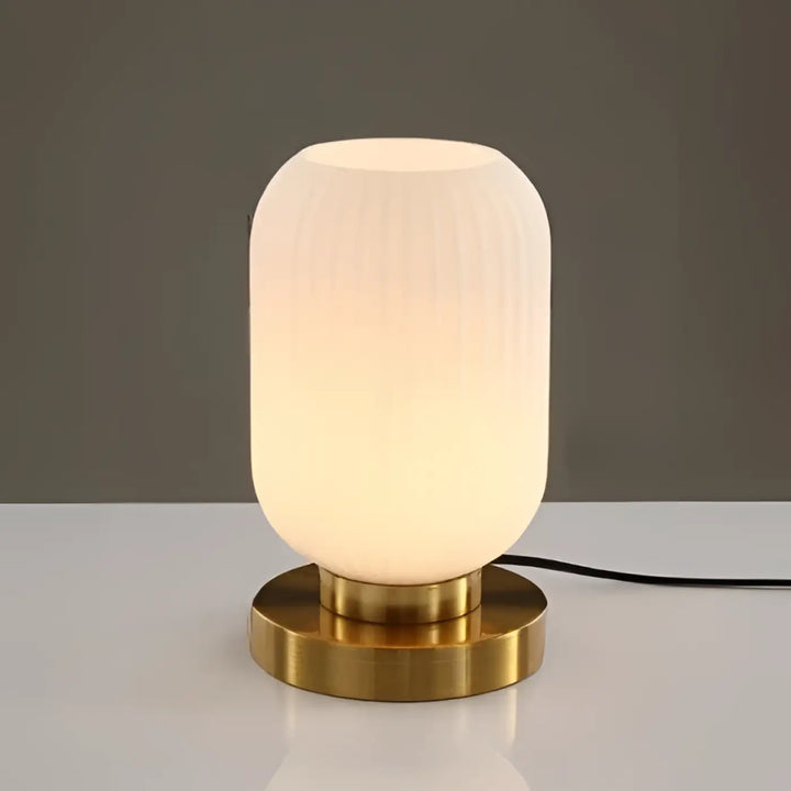 Lampe de table véty avec abat-jour en verre blanc dépoli cannelé et socle en laiton poli piles sont-elles incluses