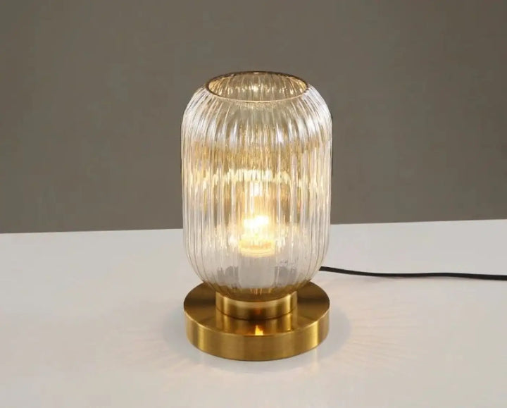 Lampe de table véty avec abat-jour en verre translucide côtelé et base en laiton poli sont-elles incluses piles sont-elles nécessaires