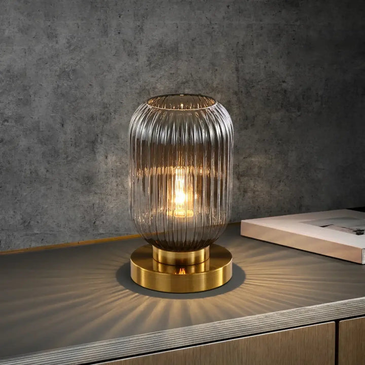 Lampe de table véty avec verre fumé nervuré et base en laiton poli sont-elles incluses les piles sont-elles nécessaires