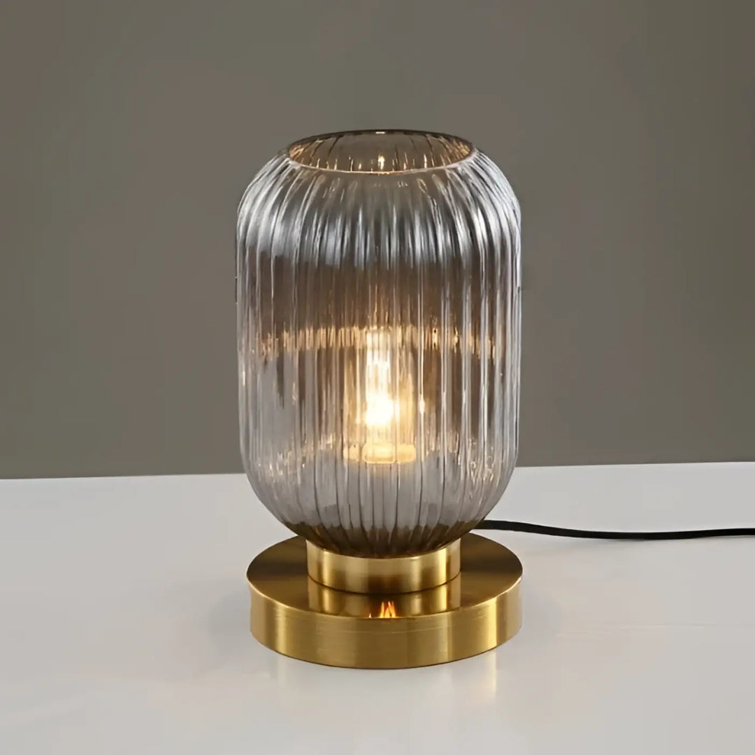 Lampe de table véty avec abat-jour en verre côtelé et base en laiton poli sont-elles incluses piles sont-elles nécessaires