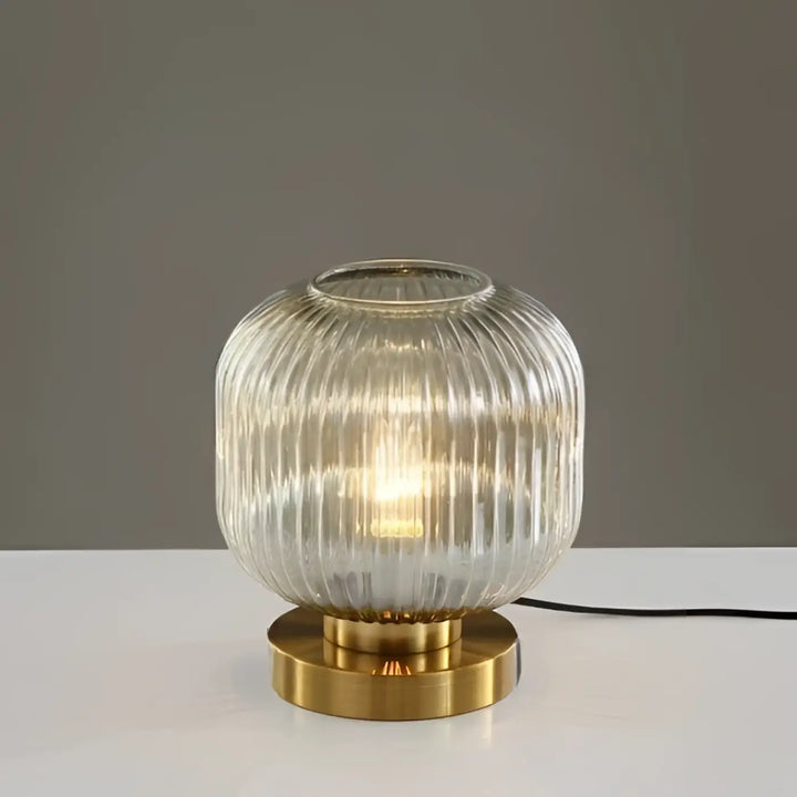 Lampe de table véty avec abat-jour en verre translucide côtelé et base en laiton poli sont-elles incluses piles sont-elles nécessaires
