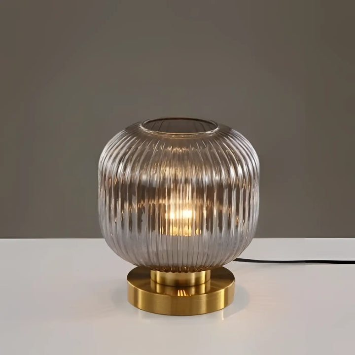 Lampe de table Véty avec globe en verre fumé côtelé et base en laiton poli sont-elles incluses piles sont-elles nécessaires