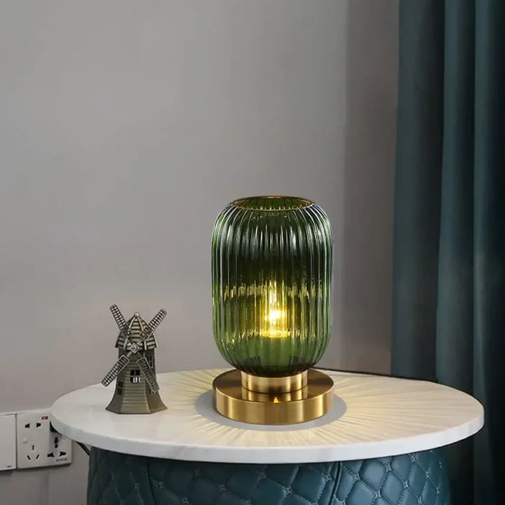 Lampe de table véty en verre côtelé vert émeraude avec base en laiton, piles sont-elles incluses