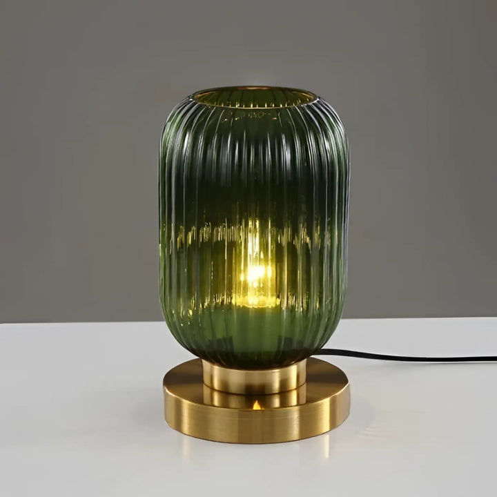 Lampe de table véty en verre vert nervuré avec socle en laiton et ampoule chaude, sont-elles incluses ou piles sont-elles nécessaires