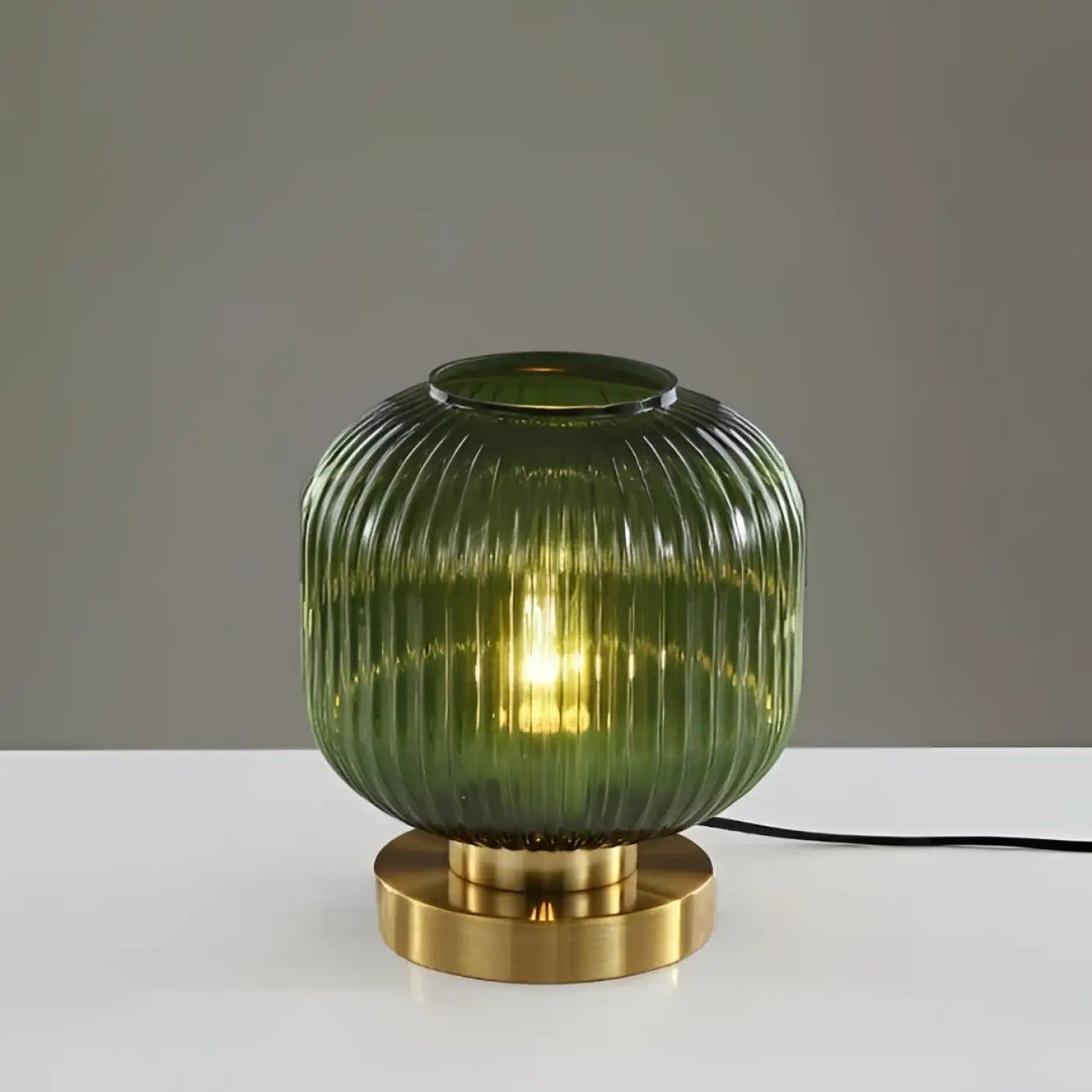 Lampe de table véty en verre côtelé vert avec base en laiton sont-elles incluses piles sont-elles nécessaires