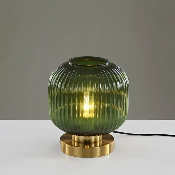 Lampe de table véty en verre côtelé vert avec base en laiton sont-elles incluses piles sont-elles nécessaires