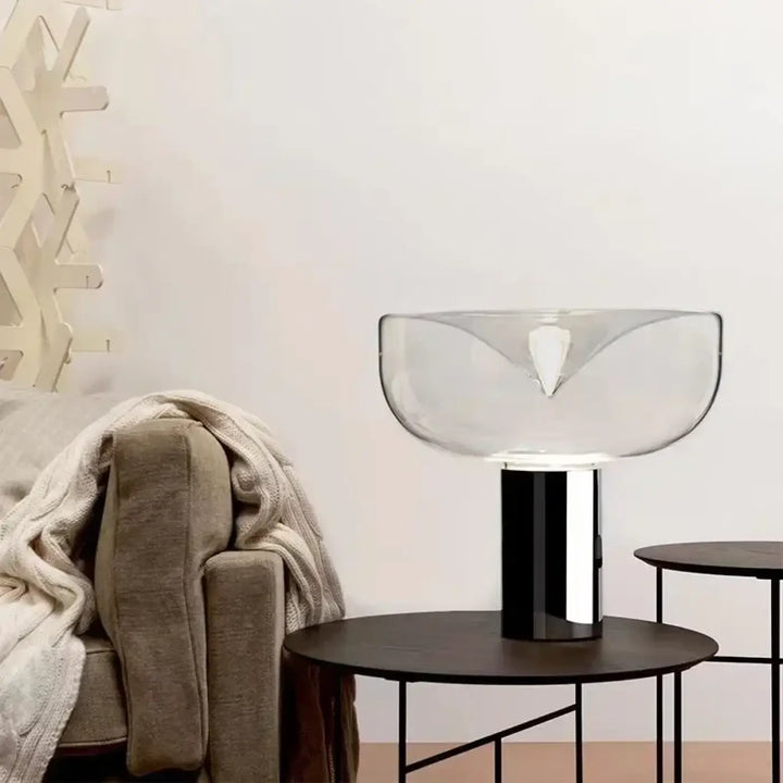 Lampe de table gloss avec abat-jour en verre fumé transparent et base cylindrique noire pour décoration intérieure design sculptural