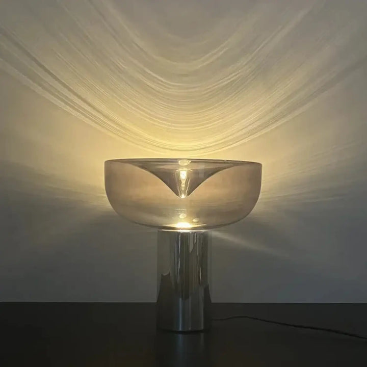 Lampe de table gloss en verre fumé translucide avec base métallique diffuse une lumière chaude pour décoration intérieure design sculptural