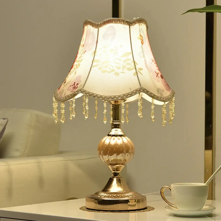 Lampe de table debhy avec base en verre facetté doré et abat-jour en tissu à motif floral pour décoration intérieure vintage chic