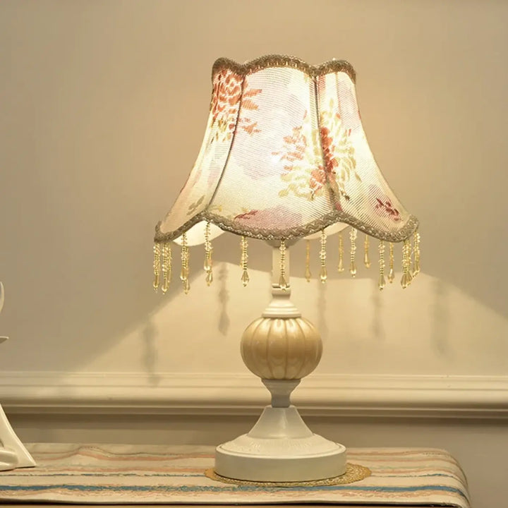 Lampe de table debhy crème avec abat-jour en tissu floral et perles en cristal pour décoration intérieure vintage chic