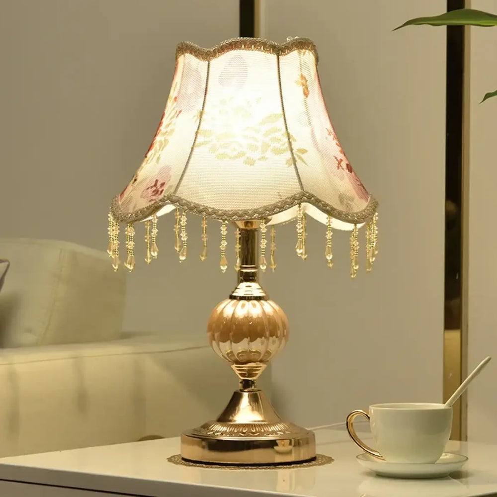Lampe de table debhy en métal doré avec abat-jour en tissu transparent à motif floral et perles en cristal pour décoration intérieure vintage chic