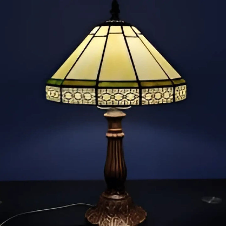 Lampe de chevet euruka style tiffany avec panneaux ambre et jaune et base bois sombre pour charme rétro et présence décorative