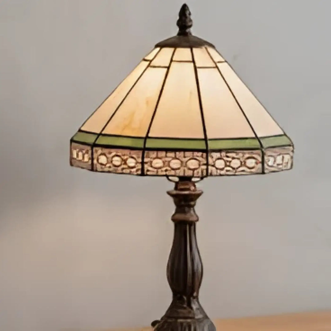 Lampe de chevet euruka avec abat-jour ambre à étages et base en plomb orné de verts pour un charme rétro et présence décorative