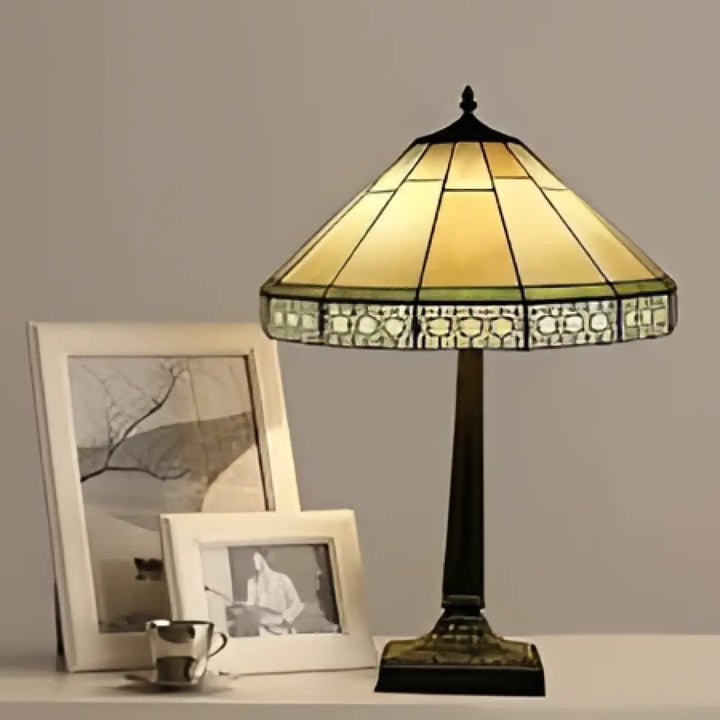 Lampe de chevet euruka en verre teinté jaune chaud avec motifs au plomb et base métallique ornementale charme rétro