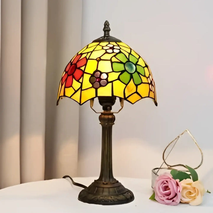 Lampe de chevet antika en luminaire antique avec design vintage en vitrail floral jaune rouge vert et violet