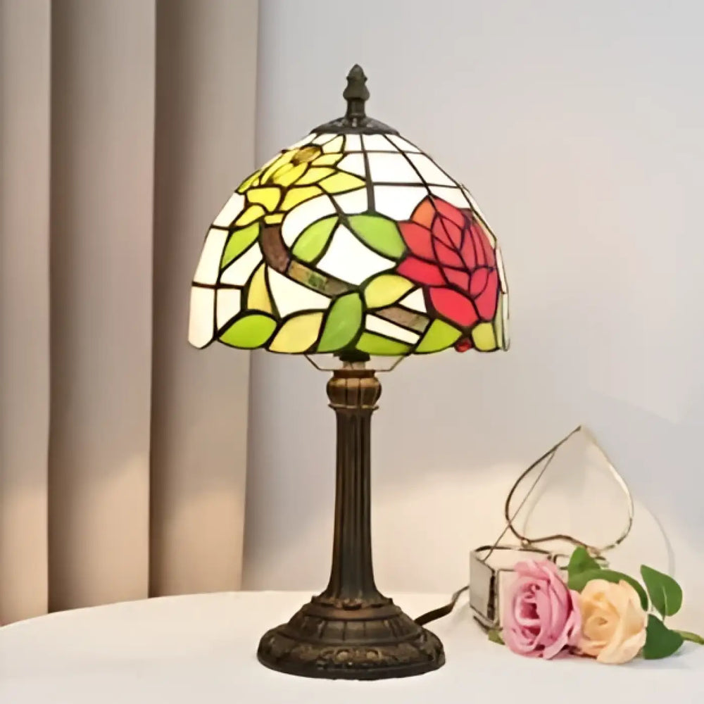 Lampe de chevet lampe avec design vintage à motif floral de roses rouges et fleurs jaunes sur socle bronze ornée luminaire antique