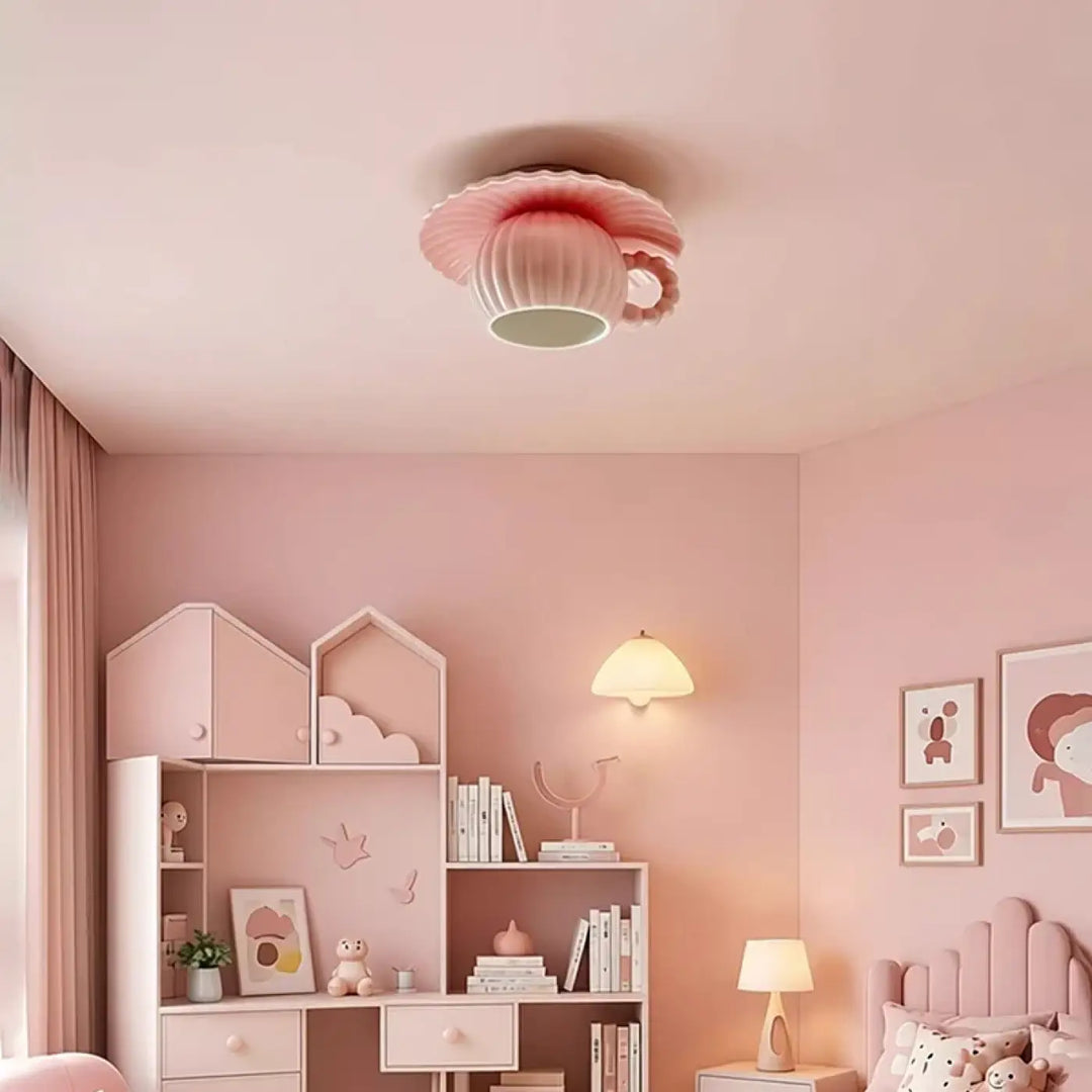 Plafonnier rose pastel en céramique en forme de tasse avec bords festonnés et intérieur blanc luminaire plafonnier coralia