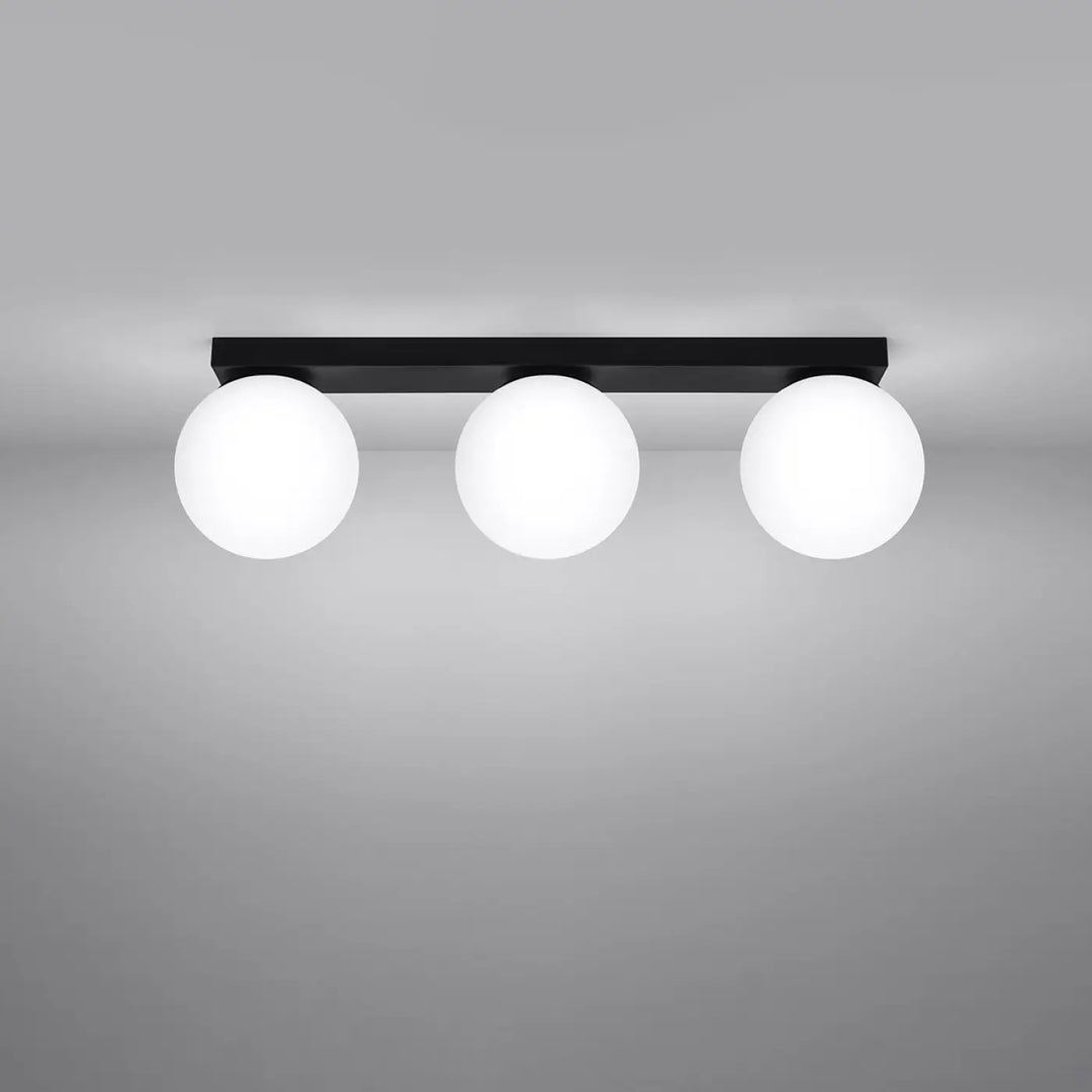 Luminaire plafonnier yoli 3 noir avec trois globes en verre blanc sphériques pour une classe à part dans votre intérieur