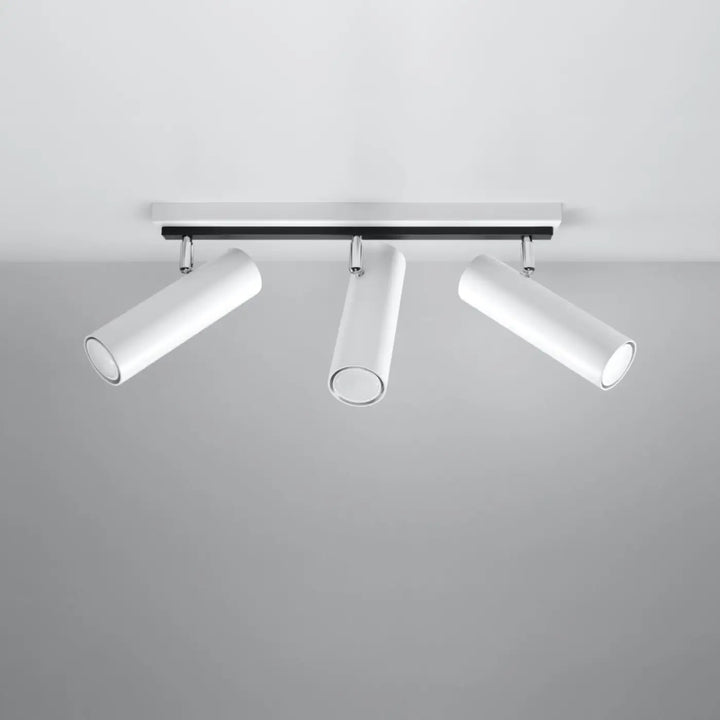 Luminaire plafonnier direzione 3 blanc avec trois têtes ajustables sur barre noire pour un plafond minimaliste élégant