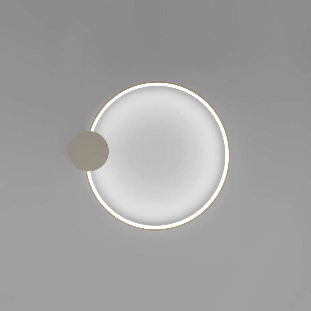 Luminaire plafonnier rio 55 beige avec diffuseur blanc minimaliste et anneaux led en aluminium allient élégance