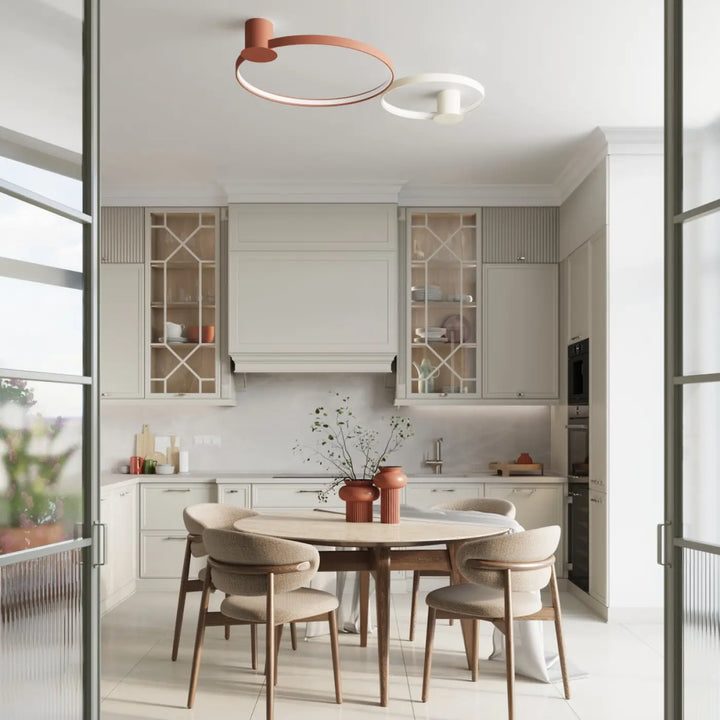 Luminaire plafonnier rio 110 beige en aluminium allient élégance avec anneaux led posé sur table bois rond avec vases céramique terracotta