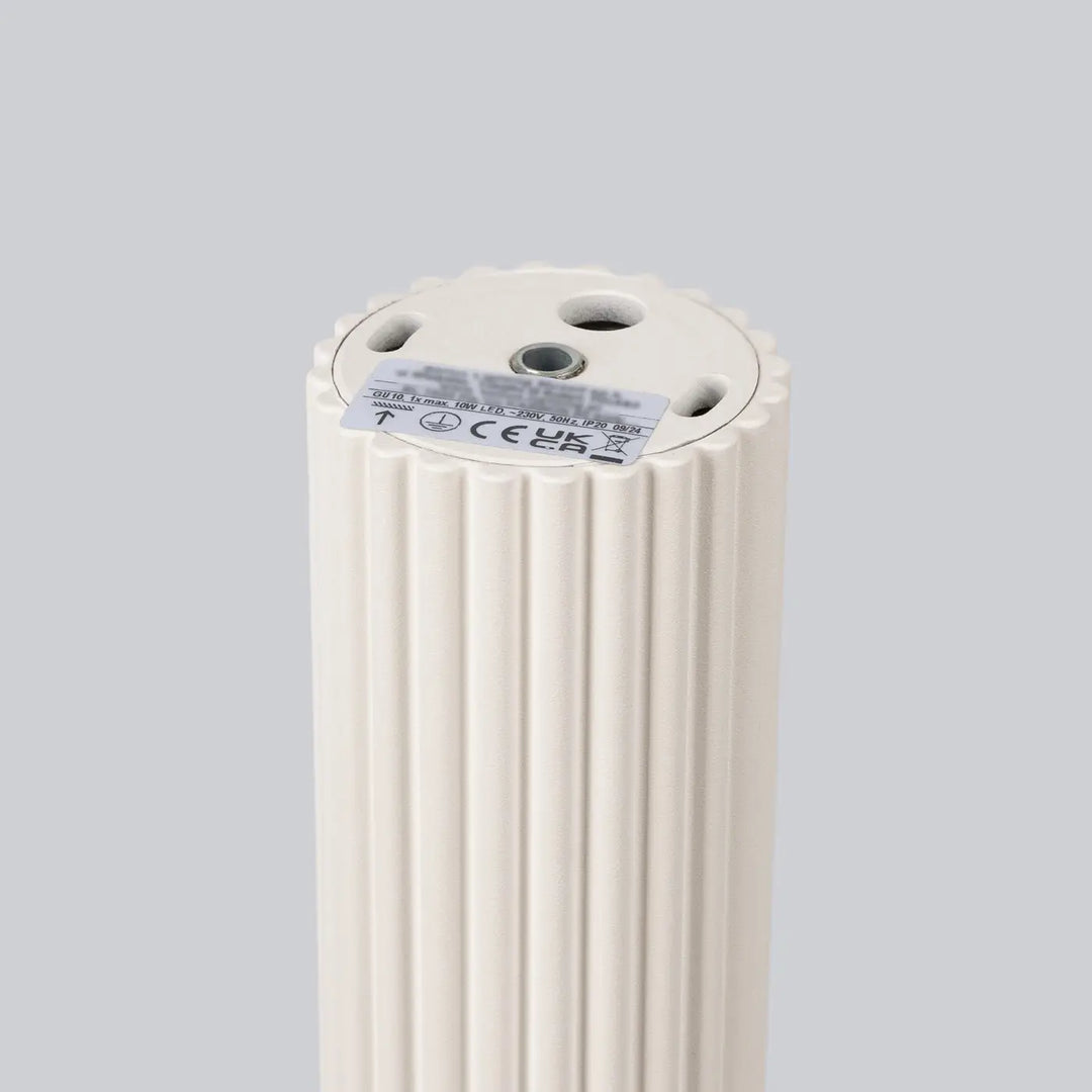 Radiateur électrique beige crème à nervures verticales avec support circulaire pour plafonnier karbon design minimaliste