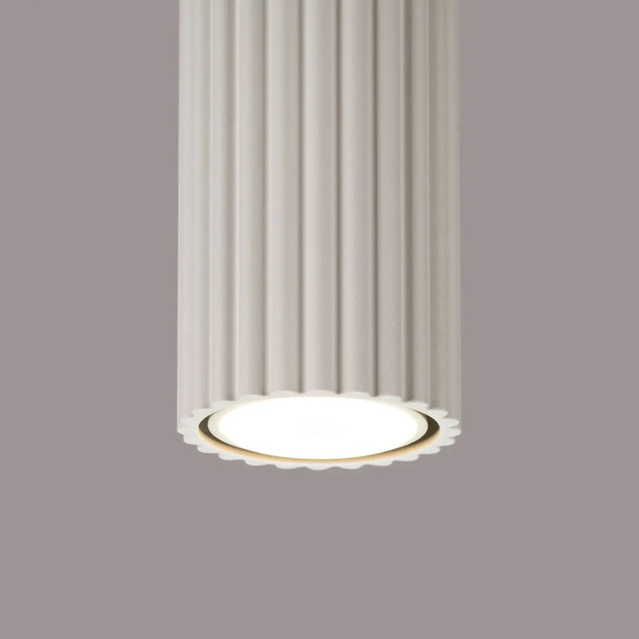 Plafonnier karbon allie en beige avec ampoules gu10 interchangeables et lignes subtiles verticales en flûte