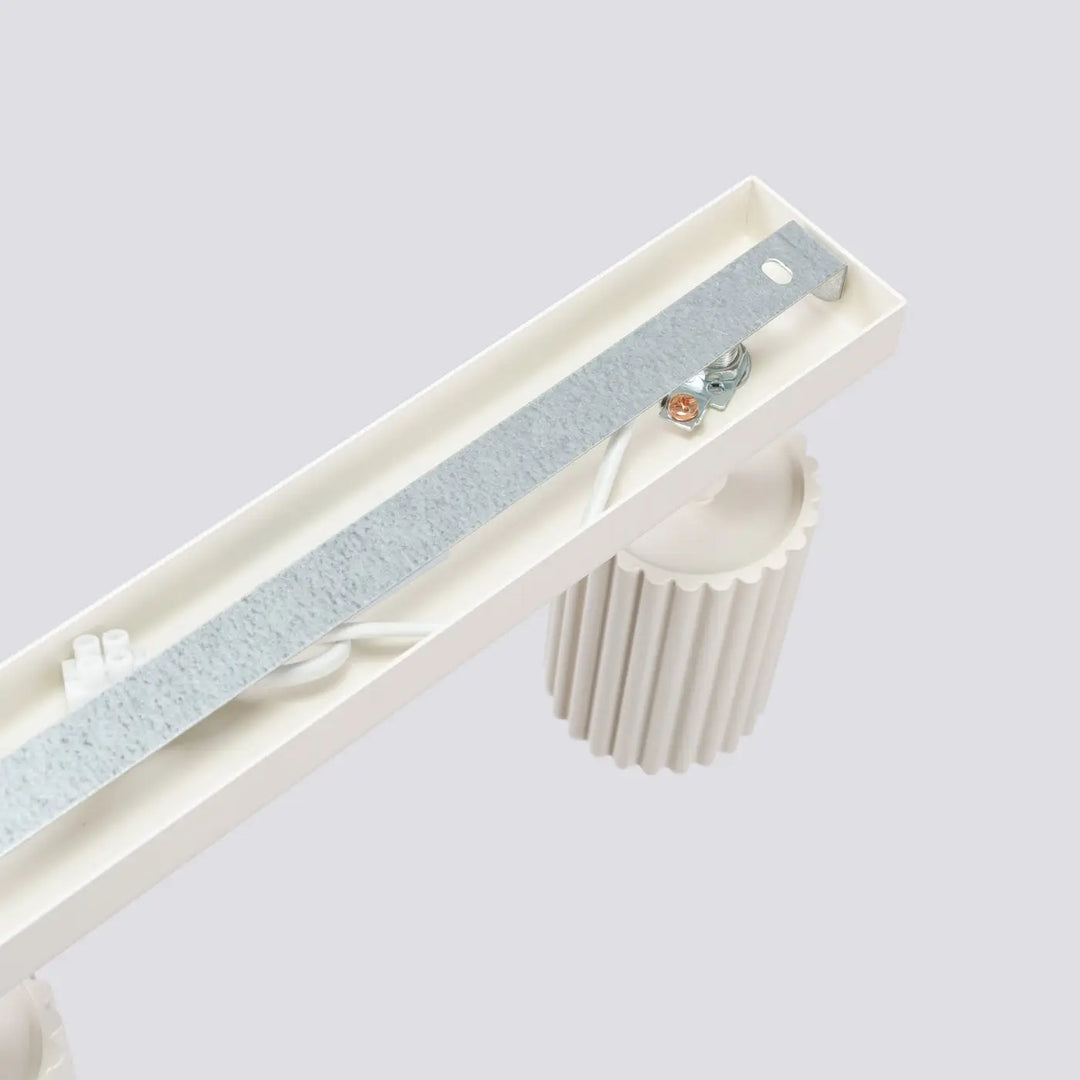 Luminaire plafonnier karbon allie design minimaliste blanc avec ampoules gu10 interchangeables et base cylindrique côtelée