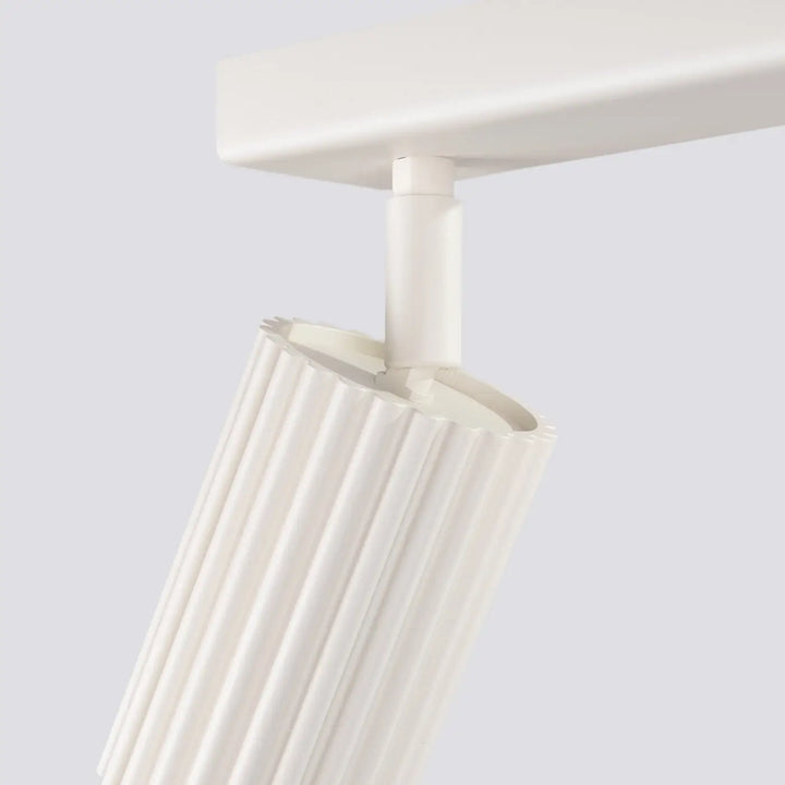 Plafonnier karbon allie en beige avec design minimaliste et ampoules gu10 interchangeables pour intérieur moderne