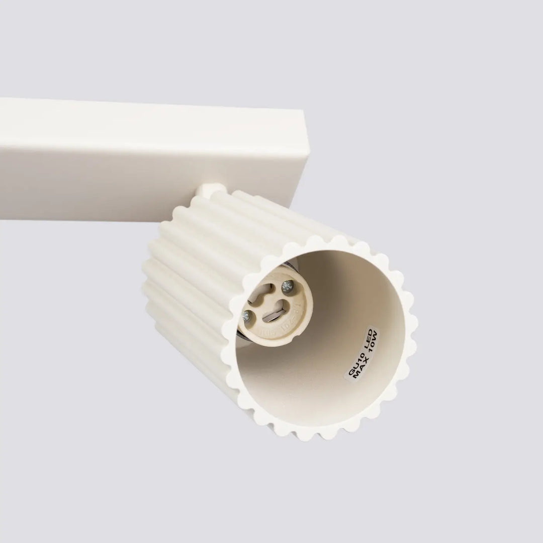 Plafonnier karbon 3l beige avec ampoules gu10 interchangeables et design minimaliste à bord festonné crème