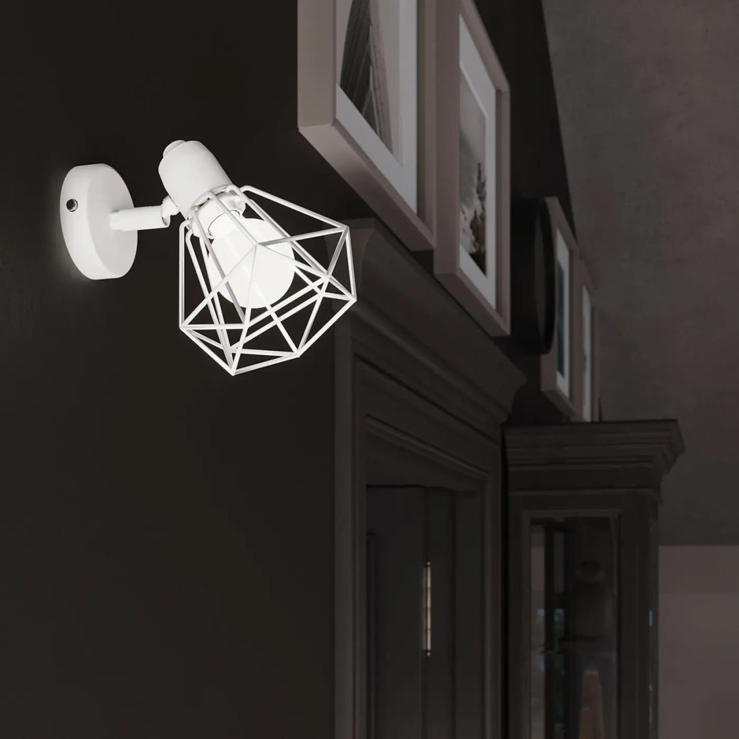 Luminaire plafonnier série artemis blanc cage géométrique avec ampoule givrée créant une atmosphère intime