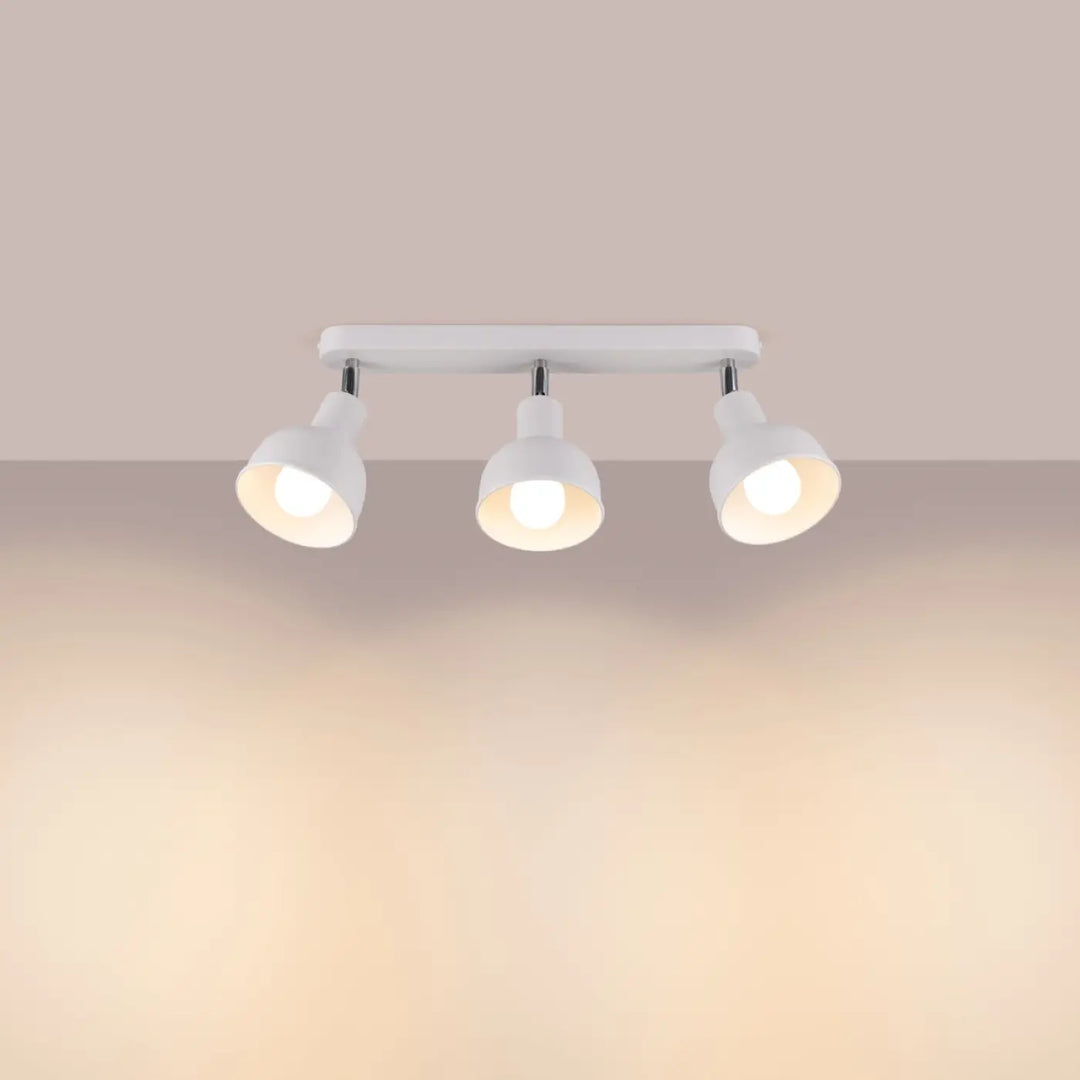 Lampe elba plafonnier blanc à trois spots ajustables alliant minimalisme combiné et éléments subtils pour éclairage moderne